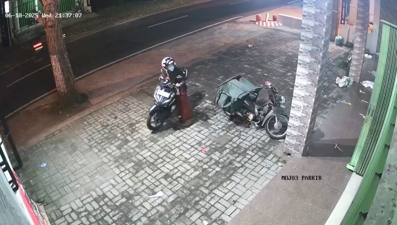 LELUASA: Aksi maling menggondol motor di area parkiran tersorot CCTV kantor ekspedisi. Pencurian motor ini telah dilaporkan ke pihak berwajib.