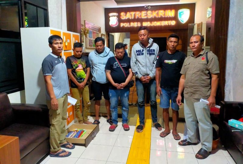 DITANGANI POLISI: Tim Intelijen Korem 082/CPYJ menyerahkan lima pelaku kasus pencurian kabel di Desa Sajen, Kecamatan Pacet ke Satreskrim Polres Mojokerto, beberapa waktu lalu.