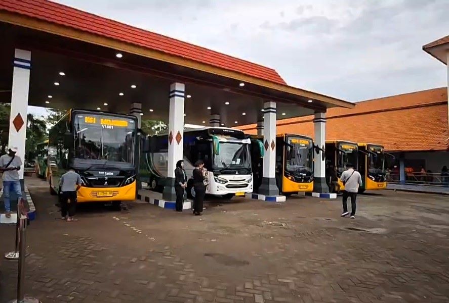 DIGENJOT: Petugas bus Trans Jatim menunggu penumpang di selter Terminal Mojosari beberapa waktu lalu.