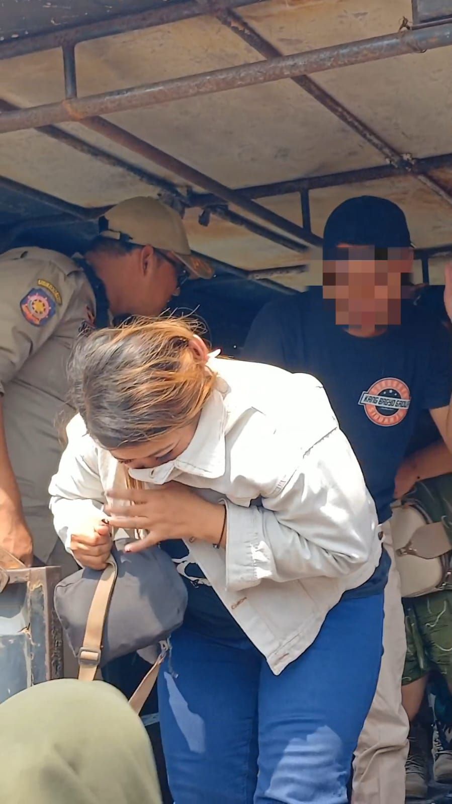 DIBINA: Penghuni homestay yang terjaring razia tiba di kantor Satpol PP Kota Mojokerto, Jalan Bhayangkara, kemarin (24/6).