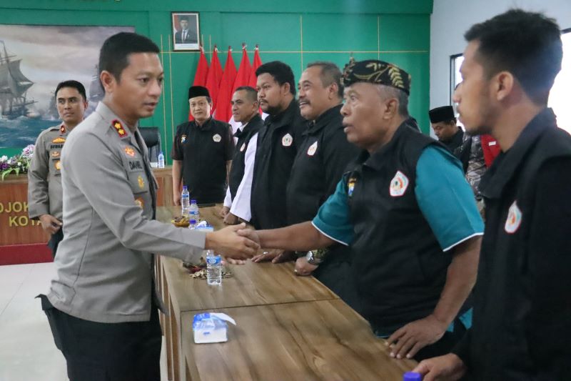 KOMITMEN: Kapolres Mojokerto Kota AKBP Daniel S Marunduri dalam forum bersama pimpinan perguruan silat di mapolres, kemarin.