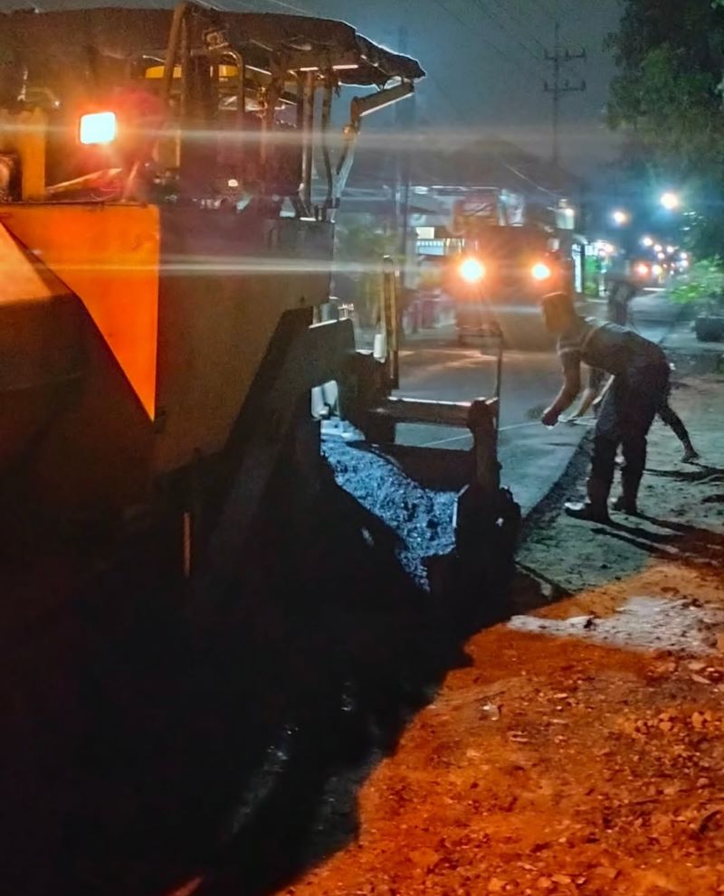 DIPERBAIKI: Jalan raya di Dusun/Desa Lengkong, Kecamatan Mojoanyar, akhirnya diaspal menggunakan dana desa tahun anggaran 2025.