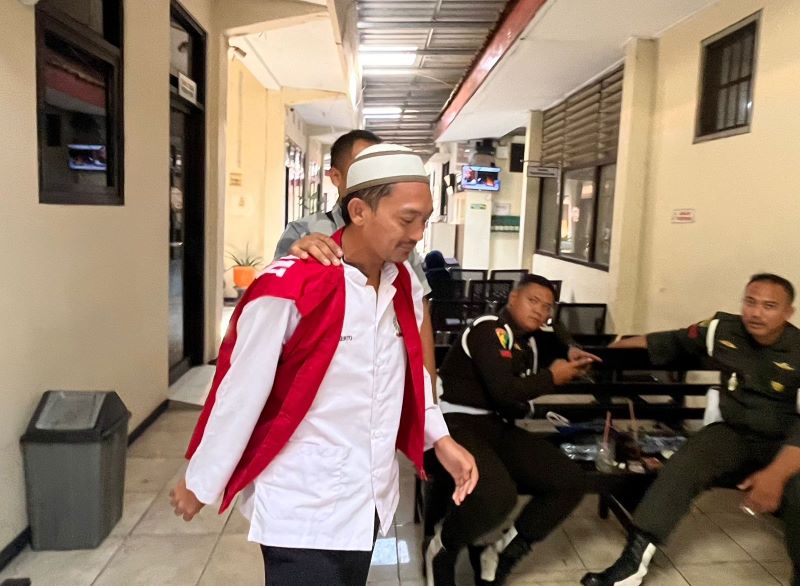 TERSENYUM: Terdakwa pembunuhan, Sudarwo alias Jarwo, digelandang petugas kejaksaan untuk menjalani sidang tuntutan di Pengadilan Negeri Mojokerto ,kemarin.