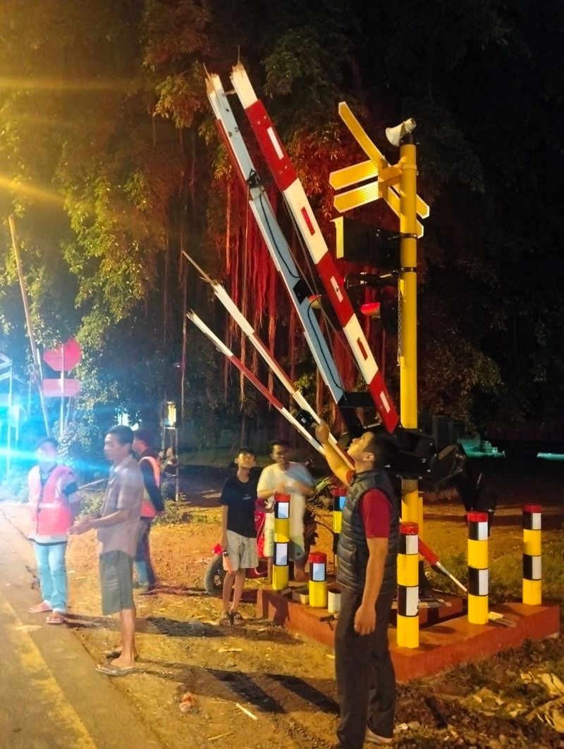 ALAMI KERUSAKAN: Palang perlintasan Damarsi, Desa Kepuhanyar, Kecamatan Mojoanyar, rusak setelah akibat disasak truk, Senin (23/6) malam.