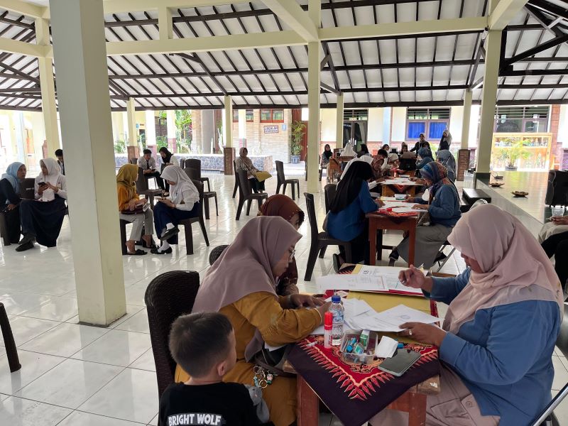 TAHAP KEDUA: Calon siswa baru SMAN 1 Mojosari menjalani proses daftar ulang jalur nilai prestasi akademik, Selasa (24/6).