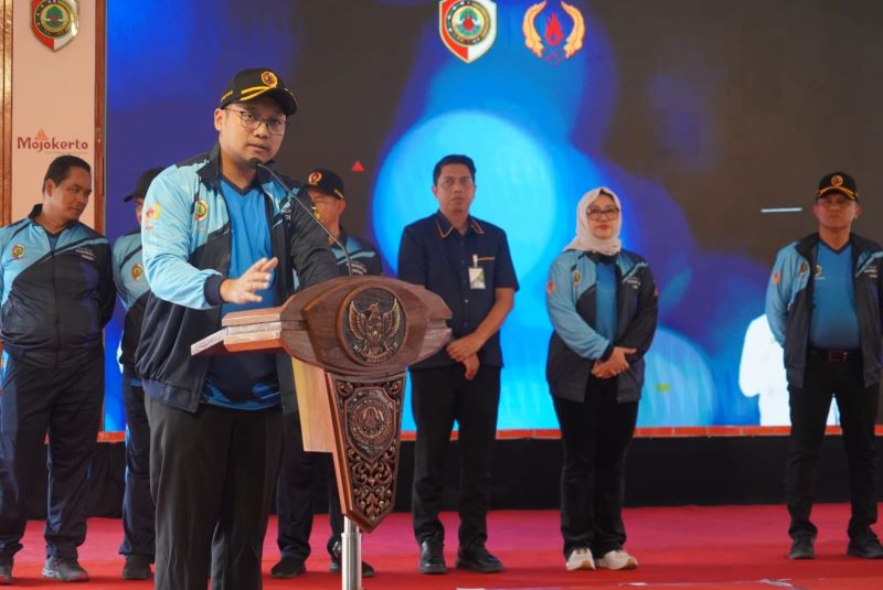 KOBARKAN SEMANGAT: Wakil Bupati Mojokerto M. Rizal Oktavian memotivasi para atlet saat melepas ratusan anggota kontingen di Pendapa Graha Majatama Pemkab Mojokerto, Selasa (24/6).