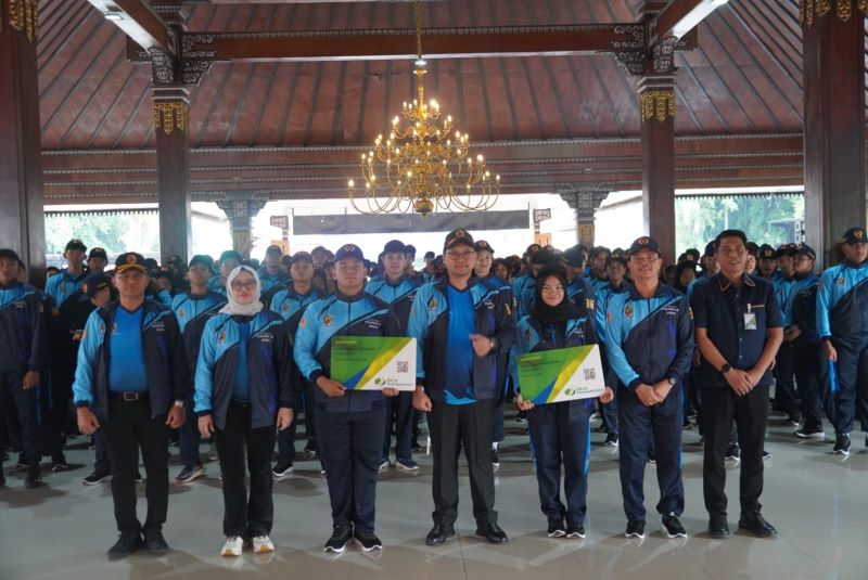 OPTIMISTIS: Wakil Bupati Mojokerto M. Rizal Oktavian bersama Ketua DPRD kabupaten Mojokerto Ayni Zuroh, Sekdakab teguh Gunarko, dan Ketua KONI Imam Suyono serta para atlet foto bersama saat pelepasan