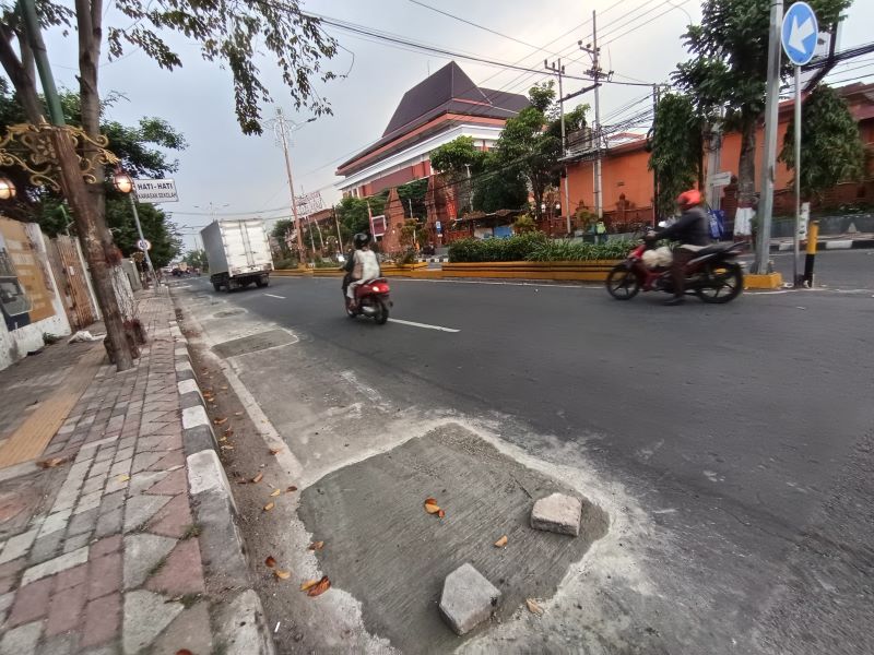 TAK ADA PENANDA: Sejumlah bekas galian aspal jalan di ruas Jalan Gajah Mada, Kota Mojokerto setelah dilakukan penambalan dengan semen cor, kemarin.