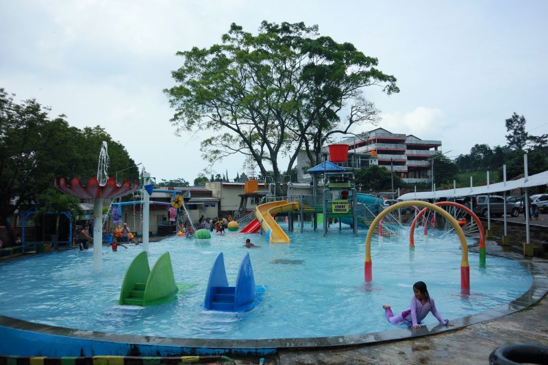 MAKIN LENGKAP: Destinasi wisata Ubalan Waterpark di Kecamatan Pacet dilengkapi berbagai wahana permainan anak.