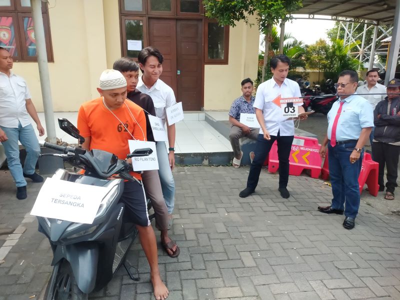 PERAGAAN: Tersangka memperagakan sejumlah adegan saat rekonstruksi peristiwa tewasnya M. Alfan di Mapolres Mojokerto, Rabu (25/6).
