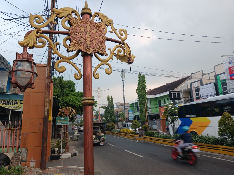 MINIM PERHATIAN: Kondisi lampu hias di trotoar Jalan Gajah Mada, Kota Mojokerto, yang hilang, kemarin (25/6).