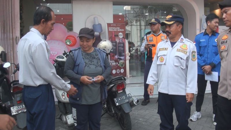 PERSUASIF: Petugas dishub bersama polisi dan TNI memberi imbauan kepada juru parkir liar dan pengendara di Kota Mojokerto, kemarin (25/6).