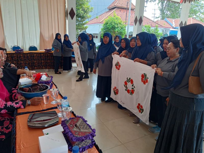 DIBERDAYAKAN: Warga Kelurahan Sarirejo, Kecamatan Mojosari, Kabupaten Mojokerto, mengikuti pelatihan membatik, Rabu (25/6).