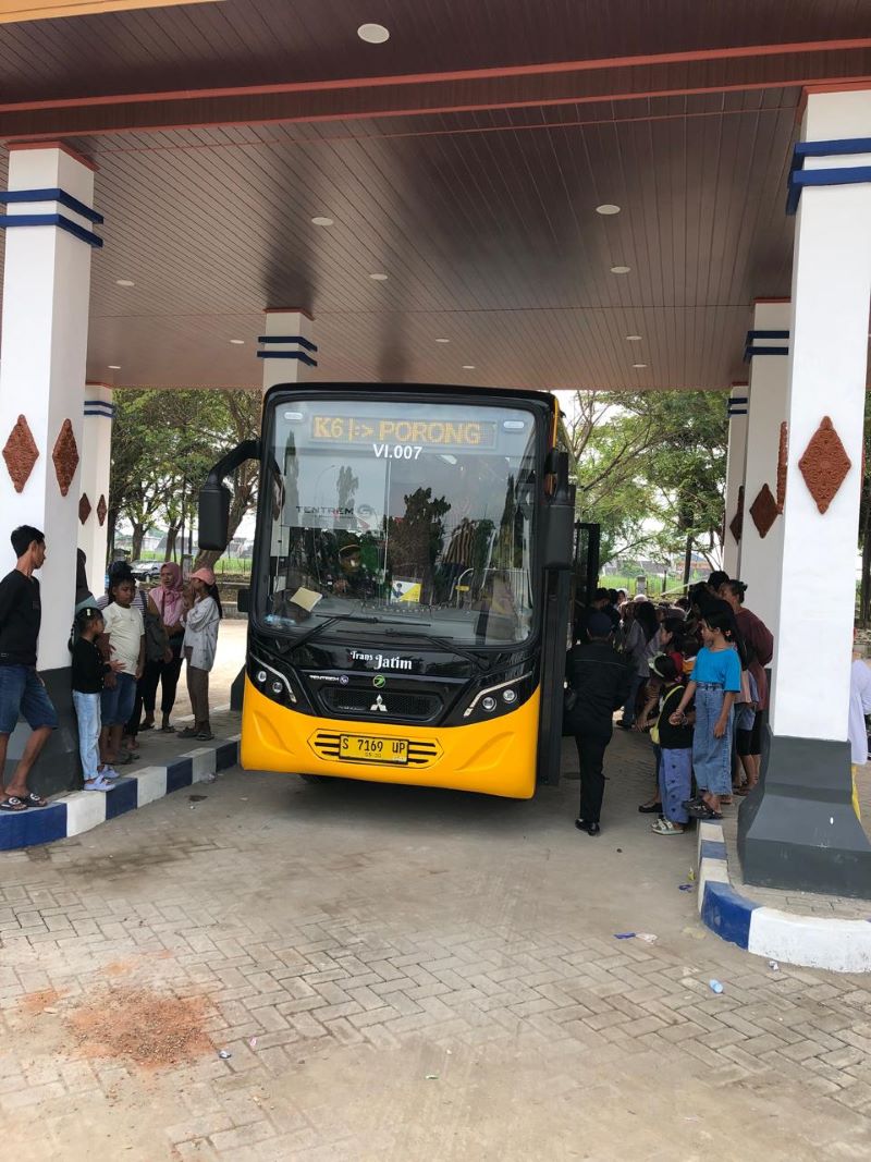 DITINGKATKAN: Bus Trans Jatim koridor VI rute Mojokerto-Sidoarjo saat transit menunggu penumpang di Terminal Mojosari pekan lalu.