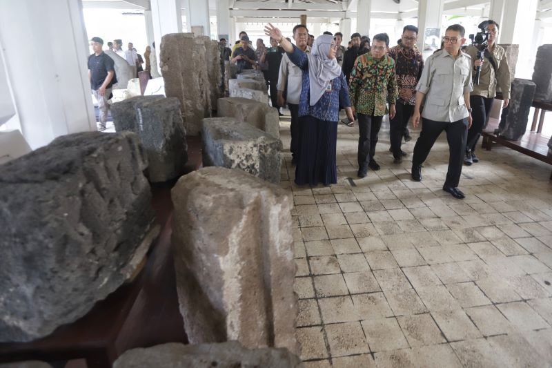 PELESTARIAN: Menteri Kebudayaan RI Fadli Zon saat melihat koleksi peninggalan sejarah Majapahit pasca meresmikan PIM menjadi Museum Majapahit di Desa/Kecamatan Trowulan, Kabupaten Mojokerto,