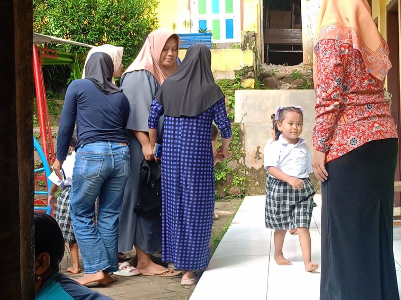 TERBATAS: Sejumlah orang tua mendapatkan sosialisasi penerimaan murid baru SDN Tawangrejo, Kecamatan Jatirejo.