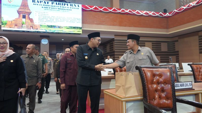 OPTIMISTIS: Wakil Bupati Mojokerto M. Rizal Oktavian menyampaian nota penjelasan atas rancangan KUPA-PPAS P-APBD tahun anggaran 2025 dalam rapat paripurna di kantor DPRD Kabupaten Mojokerto.