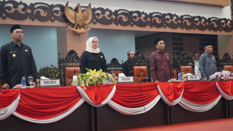 KEBIJAKAN BARU: Wakil Bupati Mojokerto M. Rizal Oktavian menyampaian nota penjelasan atas rancangan KUPA-PPAS P-APBD tahun anggaran 2025 saat rapat paripurna di kantor DPRD Kabupaten Mojokerto,
