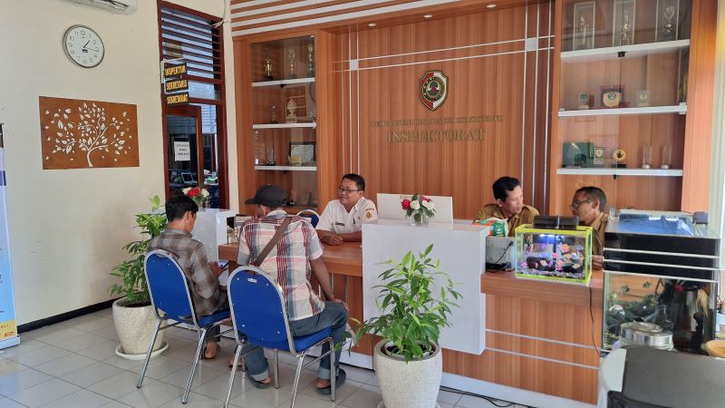 KAWAL PENGUSUTAN: Warga Desa Sumberjati, Kecamatan Jatirejo, meluruk kantor Inspektorat Kabupaten Mojokerto menanyakan tindak lanjut penanganan dugaan temuan proyek fiktif di desanya, Selasa (24/6).