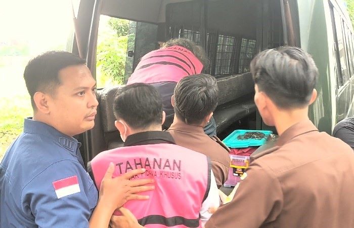 TAHANAN KEJAKSAAN: Para tersangka memakai rompi tahanan setelah Kejari Kota Mojokerto menemukan keterlibatan mereka dalam kasus korupsi proyek pujasera TBM.