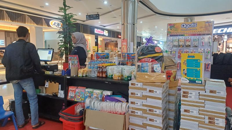 CEK: Pengunjung sedang membeli buku di pameran Gramedia Lantai Atrium Sunrise Mall Mojokerto 1.