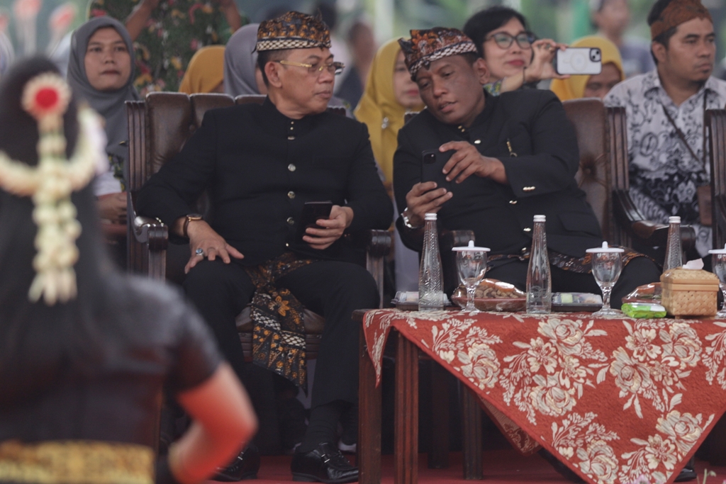 MINUS WALI KOTA: Tampak Sekdakot Gaguk Try Prasetyo duduk berdampingan dengan Kepala Kejari Kota Mojokerto Bobby Ruswin, SH saat pembukaan Kirab Budaya Mojobangkit di Alun-Alun Mojokerto, Kamis (27/6)