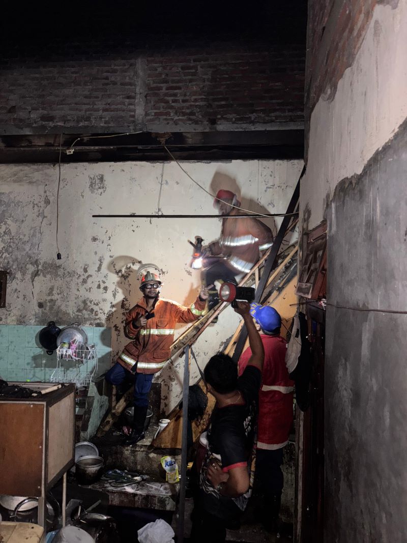 HANGUS: Petugas Damkar Kota Mojokerto memadamkan kebakaran di Jalan Pangrango, Kelurahan Kedundung, Kecamatan Magersari, kemarin (27/6).