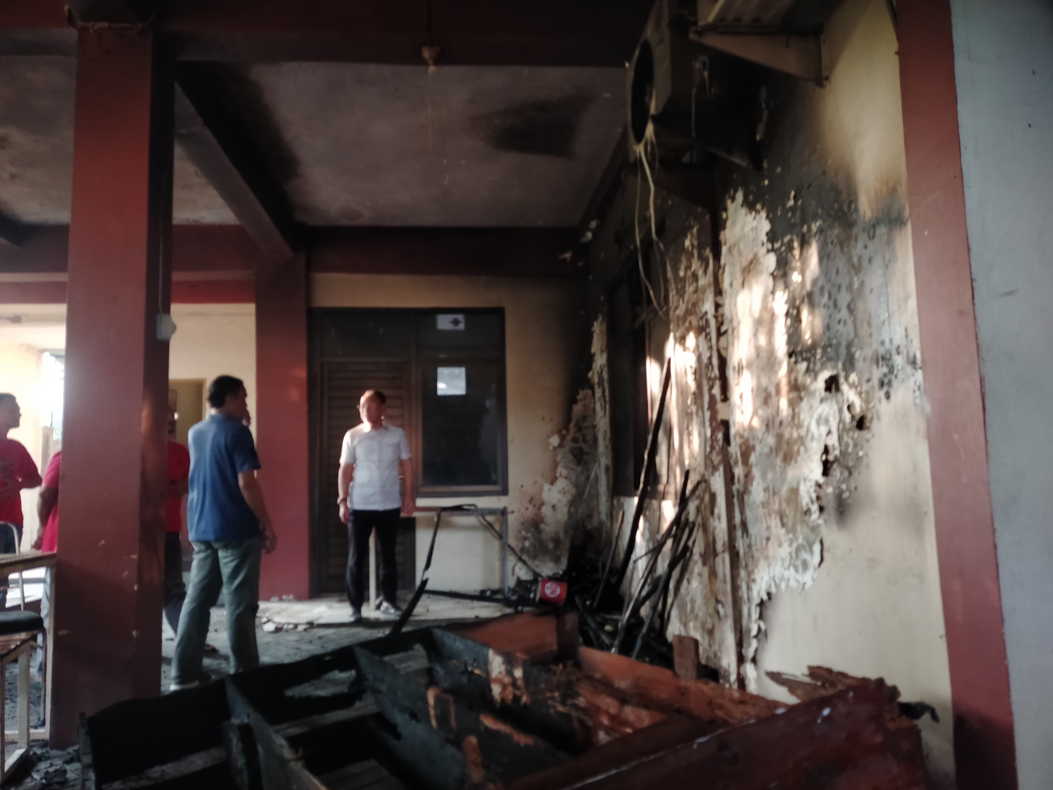 HANGUS: Bagian ruang Bidang Perumahan Rakyat dan Kawasan Permukiman DPUPR Perakim Kota Mojokerto yang terbakar, Sabtu (28/6) sore.