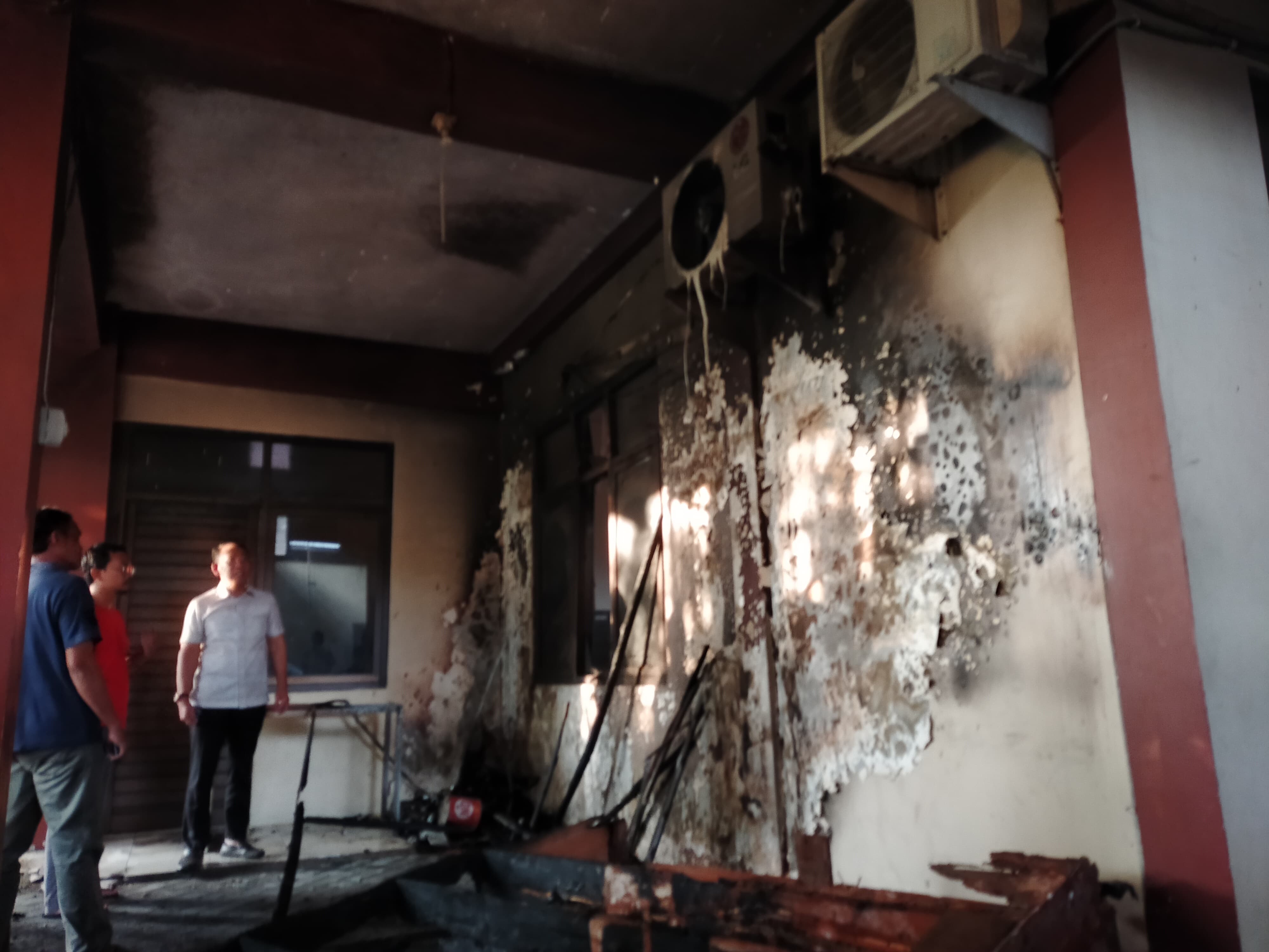 HANGUS: Bagian ruang Bidang Perumahan Rakyat dan Kawasan Permukiman DPUPR Perakim Kota Mojokerto yang terbakar, Sabtu (28/6) sore.
