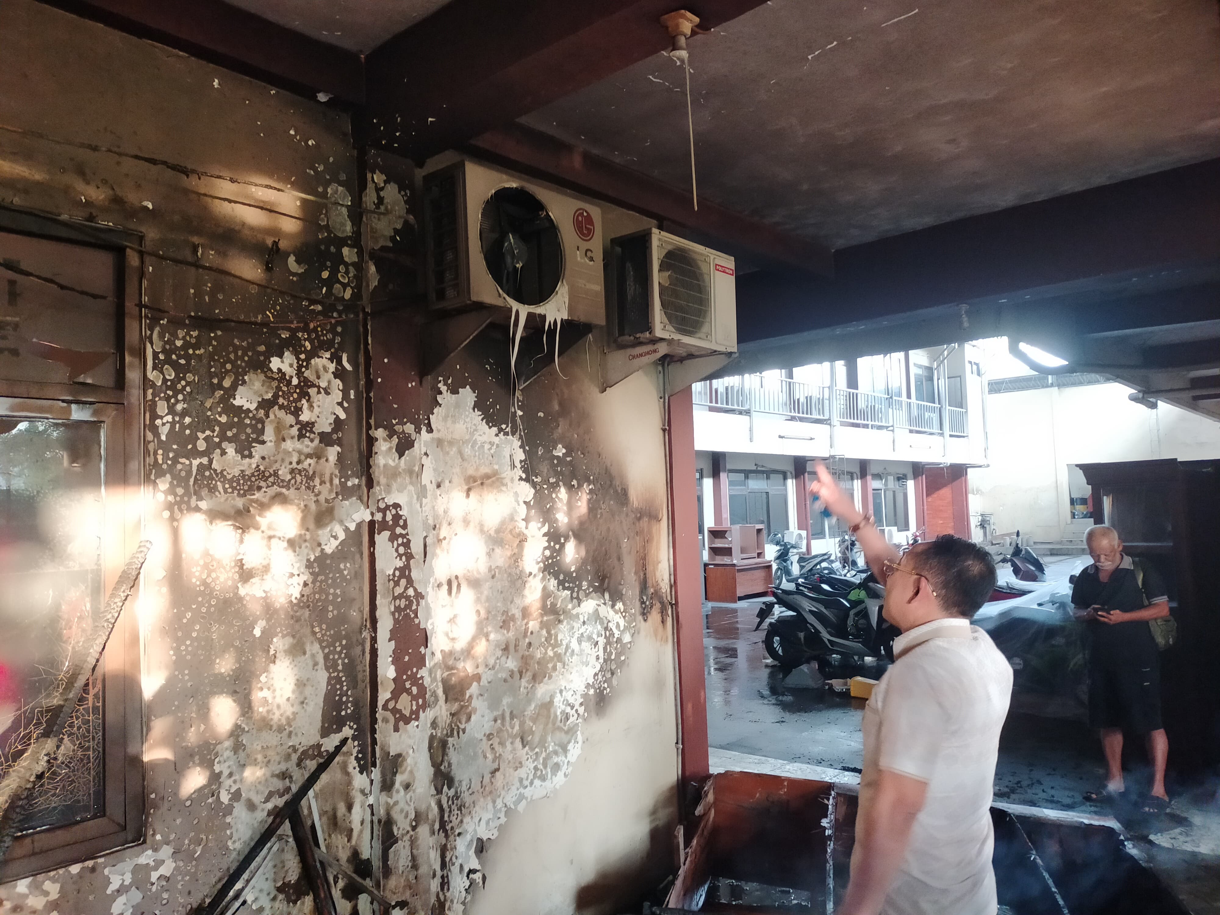 HANGUS: Bagian ruang Bidang Perumahan Rakyat dan Kawasan Permukiman DPUPR Perakim Kota Mojokerto yang terbakar, Sabtu (28/6) sore.