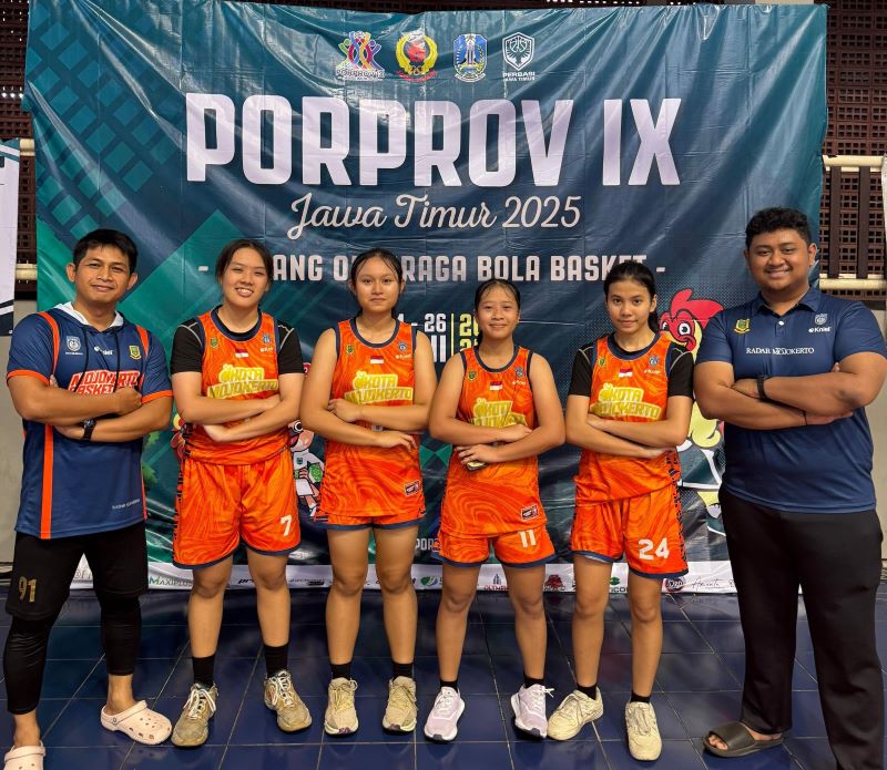 RAIH MEDALI: Skuad Basket Putri 3x3 Kota Mojokerto berhasil membawa pulang medali perak pada final Porprov IX di Malang, Kamis (26/6).