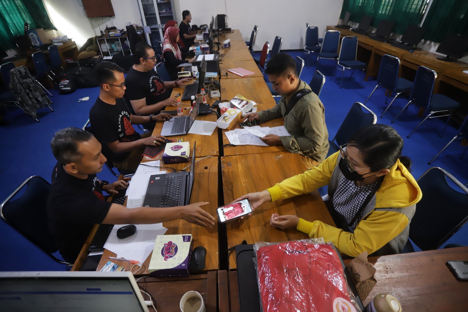 PENDAFTARAN BERAKHIR: Petugas Dikbud Kota Mojokerto memantau pendaftaran SPMB online jalur domisili jenjang SD dan SMP negeri di SMPN 1 Kota Mojokerto. Tahap selanjutnya pendaftar yang diterima.
