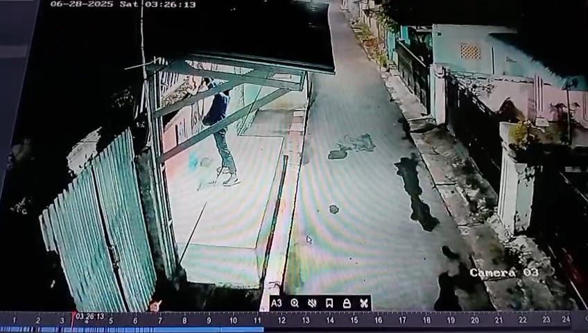 MERESAHKAN: Pelaku pencurian router wifi terekam CCTV saat beraksi di Kelurahan Mentikan, Kecamatan Prajurit Kulon, Kota Mojokerto, Sabtu (28/6).