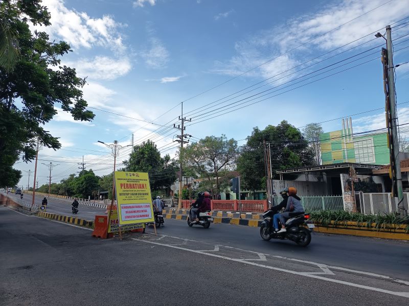 DIALIHKAN: Satu jalur di sisi barat Jembatan Gajah Mada, Kota Mojokerto bakal dilakukan penutupan mulai hari ini akibat pekerjaan perbaikan kerusakan jembatan.