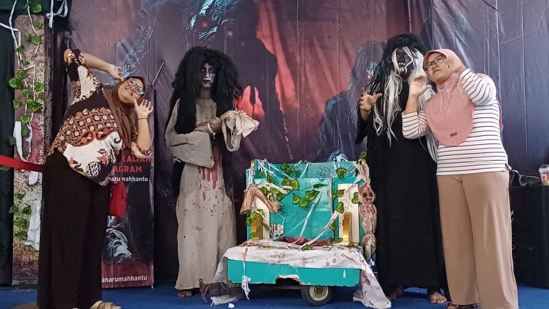SWAFOTO: Pengunjung setelah memasuki Rumah hantu bisa berkesempatan foto bersama karakter hantu.