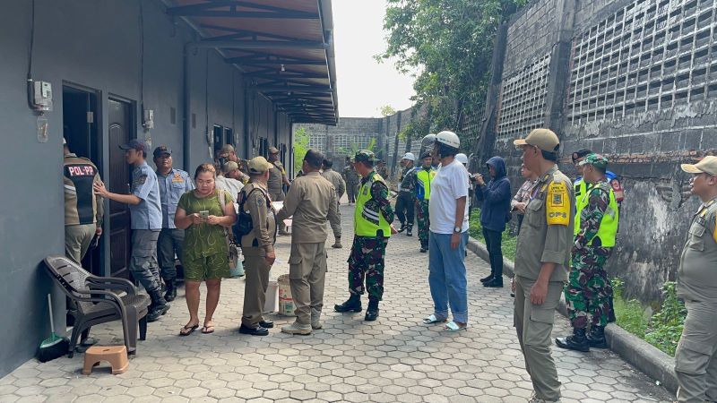 DIPANTAU: Petugas Satpol PP Kota Mojokerto bersama polisi dan TNI melakukan razia di homestay, Jalan Empunala, Selasa (24/6) lalu.
