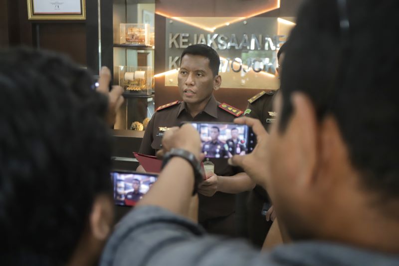 DILACAK: Kepala Kejaksaan Negeri Kota Mojokerto Bobby Ruswin, SH, MH ketika menyampaikan rilis penetapan tujuh tersangka kasus korupsi proyek pujasera TBM kepada awak media, Selasa (24/6).
