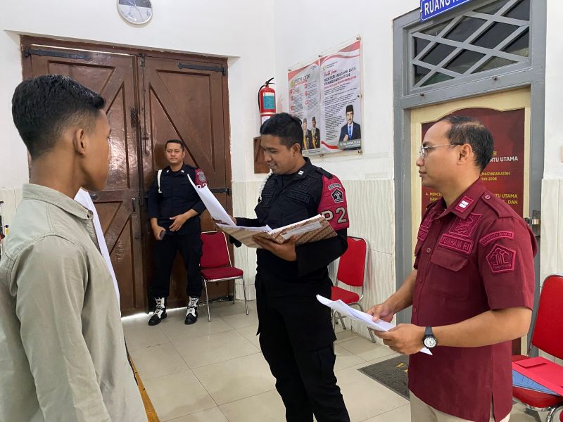 KETAT: Petugas keamanan Lapas Mojokerto mengecek dokumen Napi yang akan bebas dari sanksi pidana