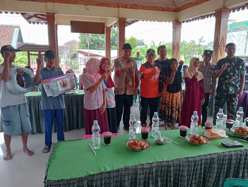 KOLABORASI: Kades Watesprojo Sukiyam mendampingi Wakil Bupati Mojokerto M. Rizal Oktavian saat memberikan bantuan sosial kepada warga terdampak banjir di Dusun Kedungbulus beberapa waktu lalu.
