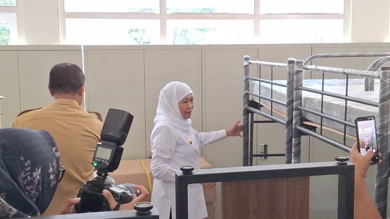 SIAP DILAKSANAKAN: Gubernur Jatim Khofifah Indar Parawansa memastikan kesiapan gedung diklat di Kecamatan Gedeg sebagai percepatan pelaksanaan Sekolah Rakyat di Kabupaten Mojokerto, kemarin (30/6).