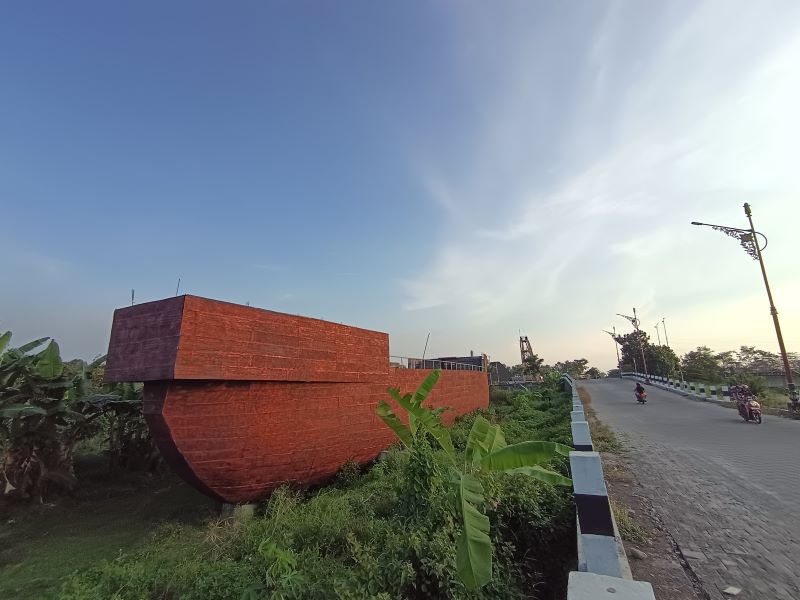 PROYEK GAGAL: Kondisi proyek pujasera di Taman Bahari Mojopahit (TBM). Bangunan yang diproyeksikan mirip kapal Majapahit itu kini menjadi terbengkalai karena gagal rampun dan bermasalah.