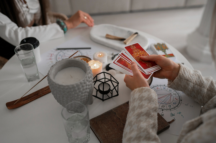 Ramalan Tarot Juli 2025, Beberapa Zodiak Menemukan Cinta Baru, Siapa Saja? (Sumber : Freepik)