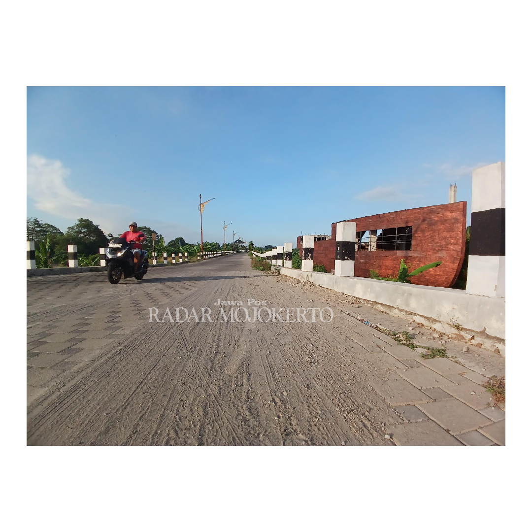 BAHAYA: Pengguna jalan melintas di Jalan Ir Soekarno, Kota Mojokerto, yang pavingnya berpasir dan berkerikil, kemarin (1/7).