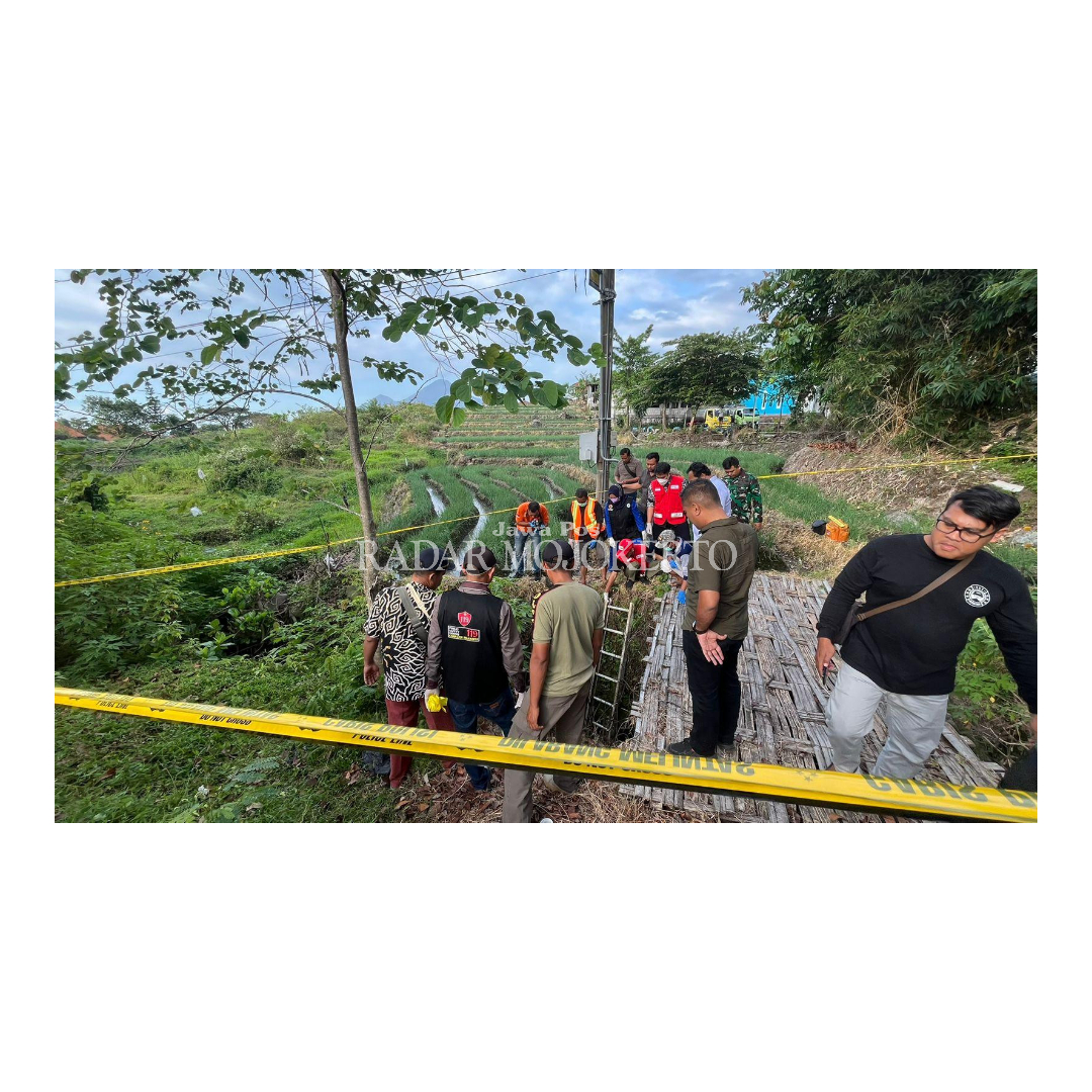 DIIDENTIFIKASI: Petugas kepolisian melakukan olah TKP penemuan mayat bayi di aliran parit Dusun Pacet Utara, Desa/Kecamatan Pacet, Selasa (1/7) sore.