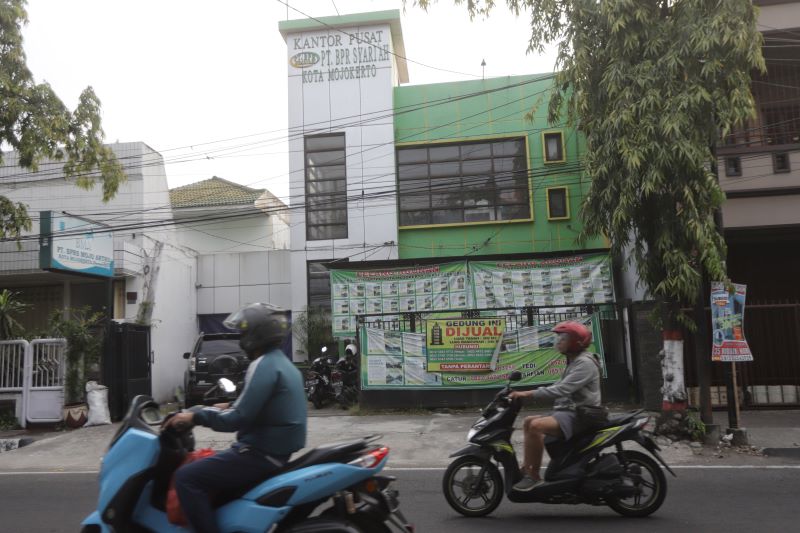 BANGKRUT:&nbsp;Suasana kantor BPRS Mojo Artho Kota Mojokerto di Jalan Mojopahit, Kelurahan Miji, Kecamatan Kranggan, Rabu (2/7).