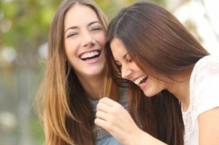 Orang yang mudah tertawa bisa menjadi pertanda bahwa orang tersebut sebenarnya sedang memerlukan dukungan maupun kehadiran orang lain. Sumber Foto : Pinterest