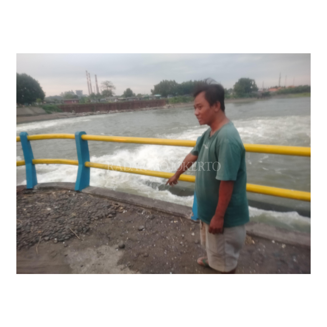 LOKASI TERAKHIR: Warga menunjukkan lokasi korban nyemplung ke Sungai Brantas dari Dam Rolak Songo, Desa Lengkong, Kecamatan Mojoanyar, Rabu (2/7).
