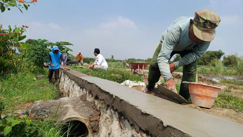 PANTAU: Sekretaris Desa Curahmojo, Imron Rosadi mengecek pembangunan Tembok Penahan Tanah (TPT) di Dusun Ngepung.