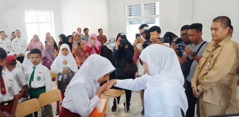 SIAP DILAKSANAKAN: Gubernur Jatim Khofifah Indar Parawansa memastikan kesiapan gedung diklat di Kecamatan Gedeg sebagai percepatan pelaksanaan Sekolah Rakyat di Kabupaten Mojokerto, Senin (30/6).