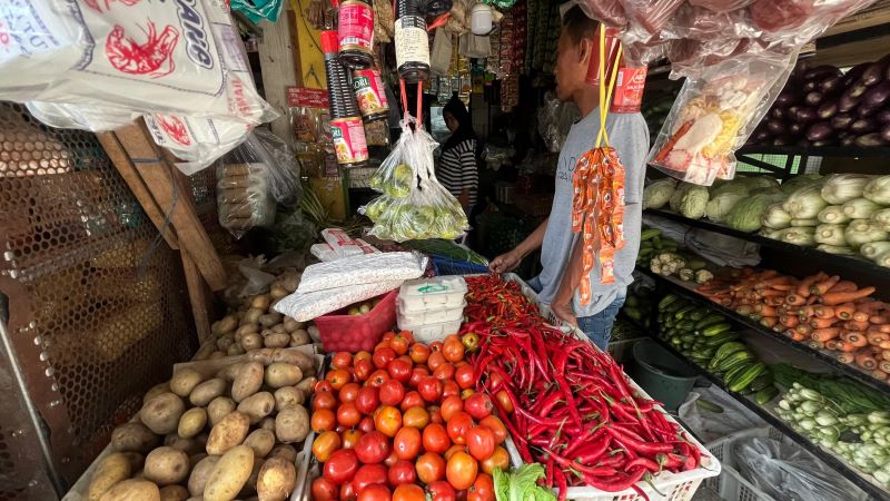 MENIPIS: Pedagang bumbu dapur mengurangi stok barang dagangan setelah sejumlah bahan pokok mengalami kenaikan harga sejak pekan lalu.